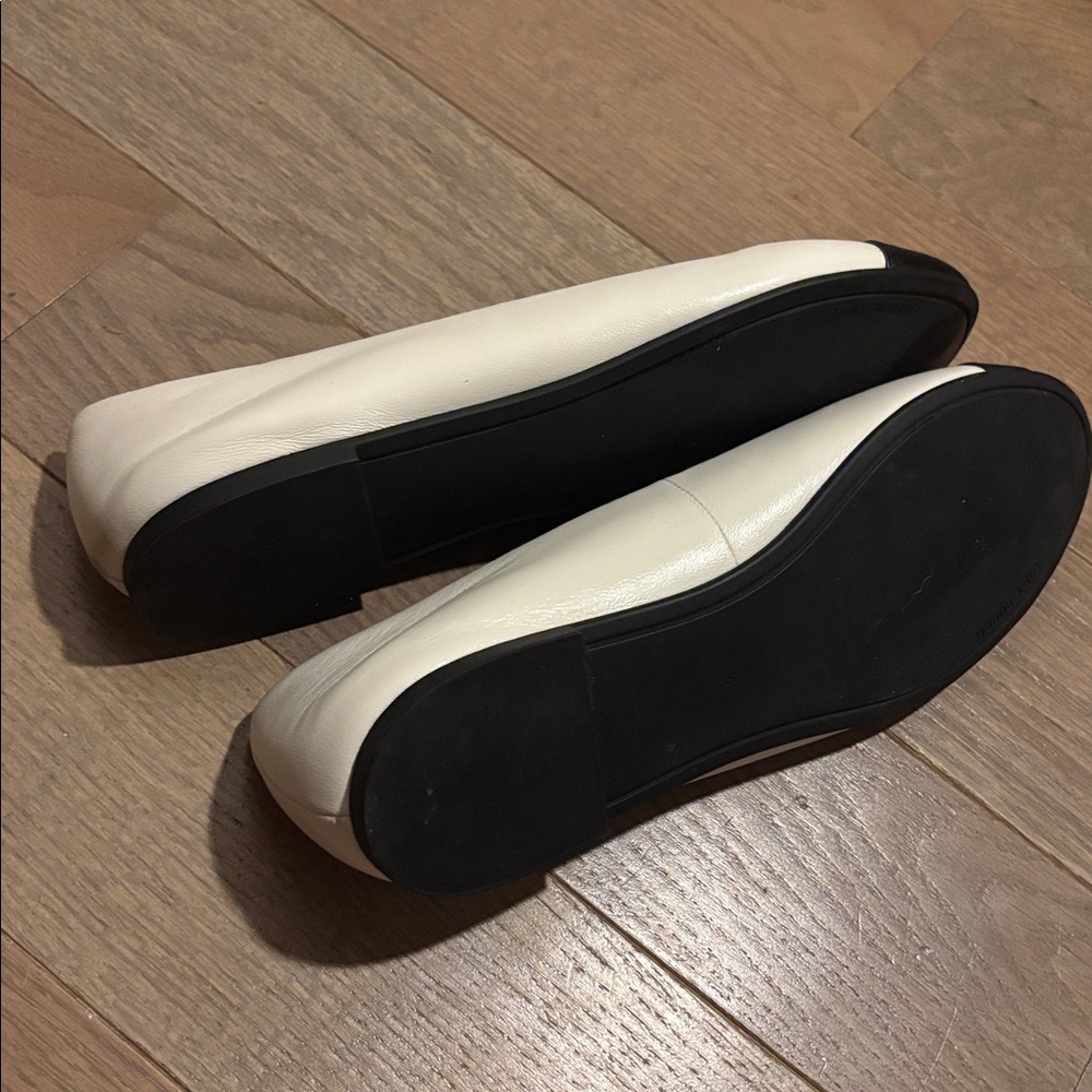 Tory Burch Chelsea ivory and Black gold Logo cap Toe Ballet Flats - Picture 6 of 7